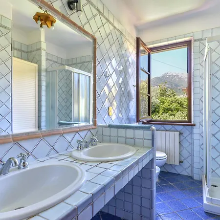 Giardino Di Via Del Ruotone مارتْشانا مارينا